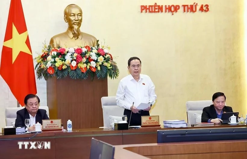 Le président de l’Assemblée nationale, Trân Thanh Mân (centre) lors de la 43e session du Comité permanent de l’Assemblée nationale. Photo: VNA