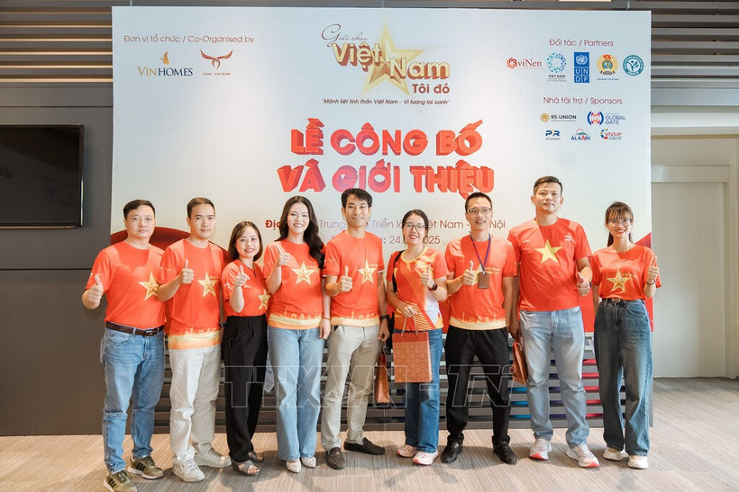 Des gens s'inscrivent au marathon «Mon Vietnam 2025». Photo: VNA