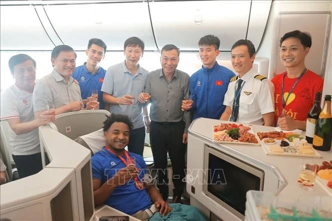 L’attaquant Nguyên Xuân Son (centre, premier plan) de retour à l’aéroport international de Nôi Bài, à 14h30 le 6 janvier 2025. Photo: VNA