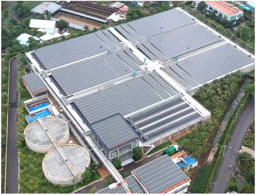 Les panneaux solaires sur les toits de l'usine d'épuration des eaux du canal Tham Luong-Bên Cat. Photo: sggp.org.vn