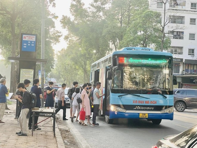 Un bus prend des passagers à Hanoi. Photo: VNA