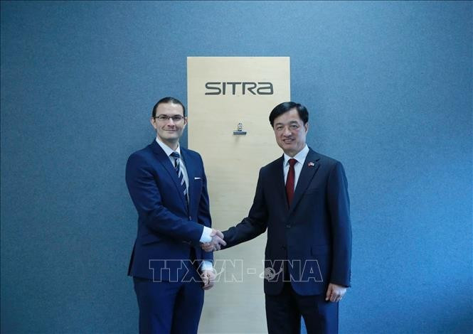 Nguyên Duy Ngoc (à droite), membre du Politburo, président de la Commission de contrôle du du Comité central du Parti lors de sa visite du Fonds finlandais pour l’innovation SITRA. Photo : VNA