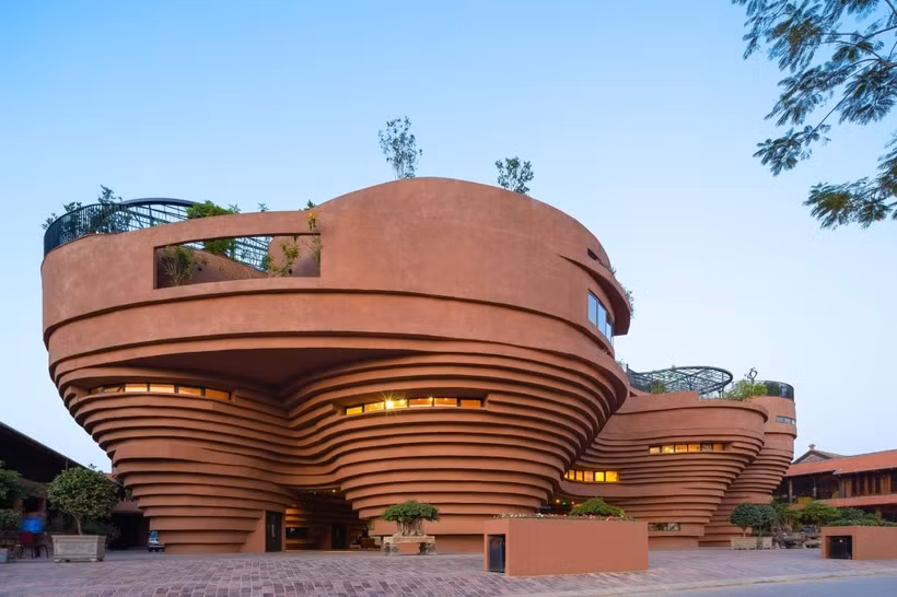 L’architecture originale du musée de la céramique de Bat Tràng, situé dans le village éponyme (Hanoï). Photo: baovanhoa.vn