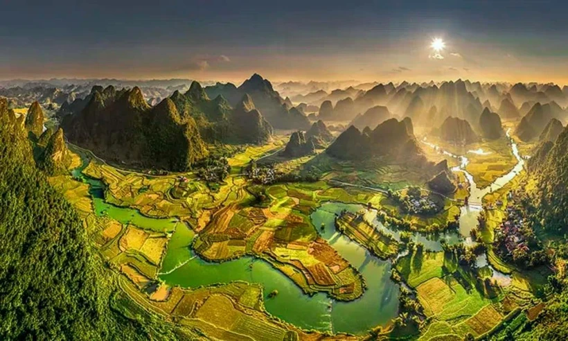 La rivière Quây Son est entourée de rizières dorées et de montagnes calcaires karstiques dans la province de Cao Bang. Photo : VNE