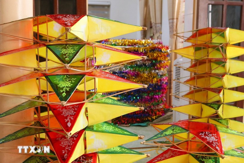 Fabrication et décoration des lanternes étoilées de toutes tailles. Photo: VNA