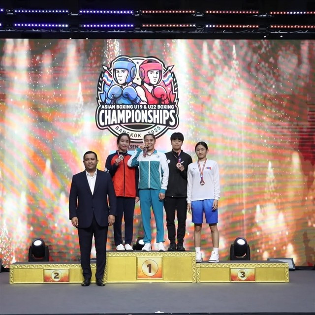 La Vietnamienne Nguyên Thi Ngoc Trân (deuxième à gauche), pose avec sa médaille et d’autres boxeuses sur le podium. Photo : Asian Boxing