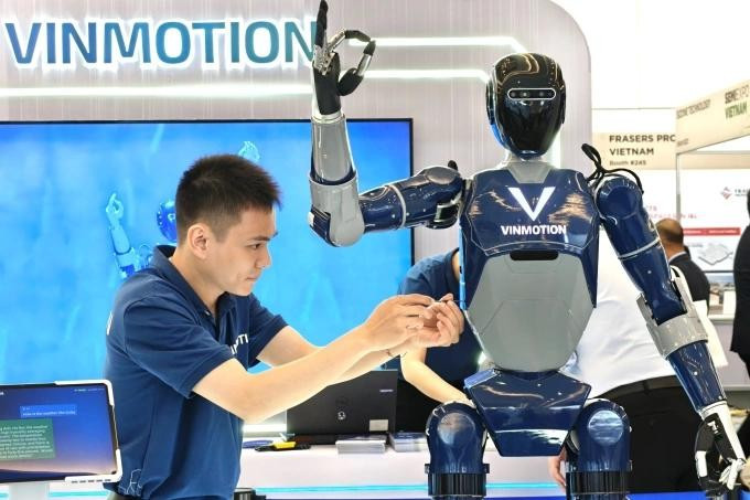 Le robot VinMotion, développé par une entreprise nationale, en exposition au salon SemiExpo 2025. Photo : VnExpress