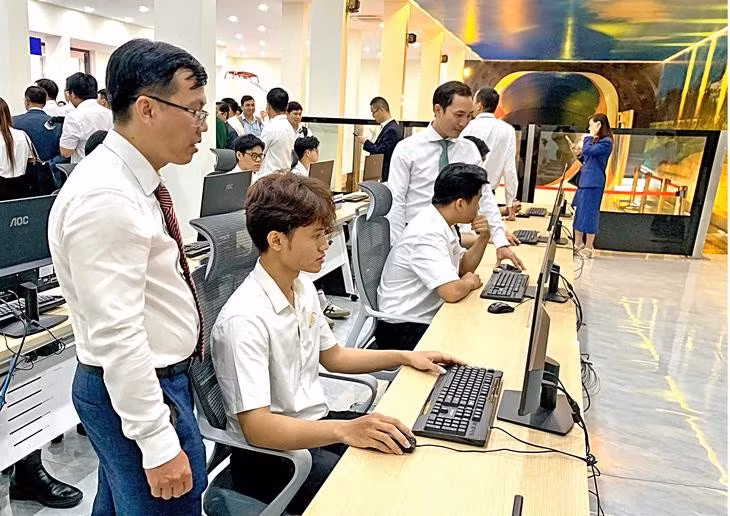 Des étudiants dans la salle de simulation de contrôle et d'exploitation des lignes ferroviaires à grande vitesse de l'Université des transports et des communications de Hô Chi Minh-Ville. Photo : tuoitre.vn)