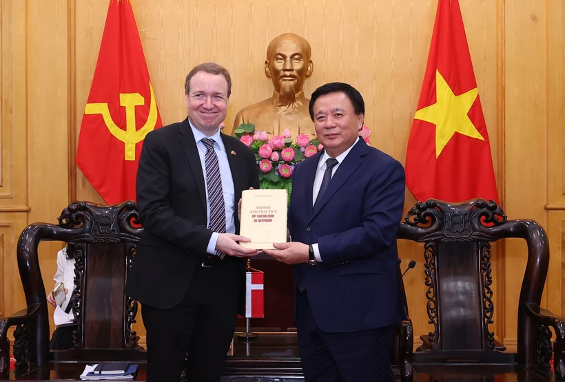 Le président de l’Académie nationale de politique Hô Chi Minh (HCMA), Nguyên Xuân Thang (à droite) et le président de la Commission de politique étrangère du Parlement danois, Michael Aastrup Jensen. Photo: VNA