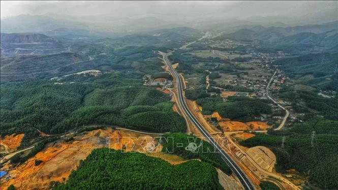 L'autoroute Ha Long-Vân Dôn vue d'en haut. Photo: VNA