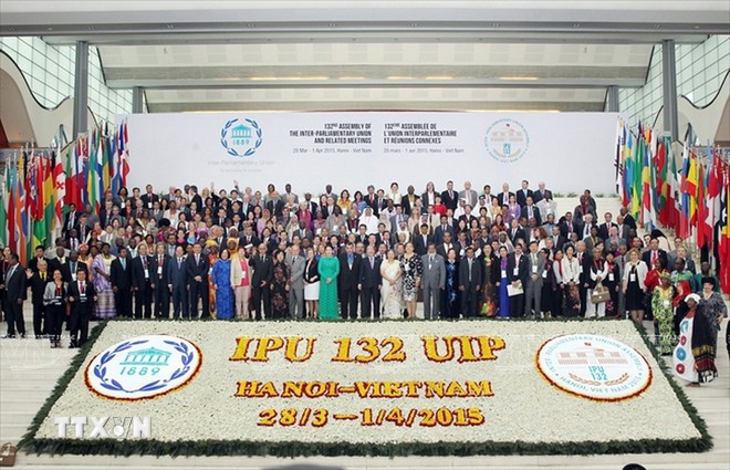 Le président de l'Assemblée nationale du Vietnam, Nguyên Sinh Hung, président de l'UIP-132, pose avec les délégués présents à l'UIP-132. Photo : VNA