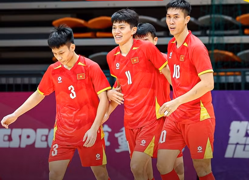 Le Vietnam se qualifie pour la phase finale de la Coupe d’Asie de futsal de l’AFC 2026 après sa victoire 4-0 contre le Liban. Photo: VFF