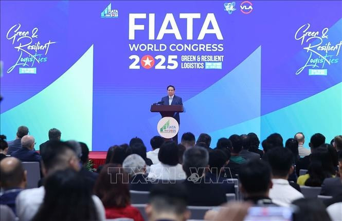 Le Premier ministre Pham Minh Chinh s’exprime lors du Congrès mondial 2025 de la Fédération internationale des associations de transitaires et assimilés (FIATA), à Hanoi, le 8 octobre. Photo : VNA