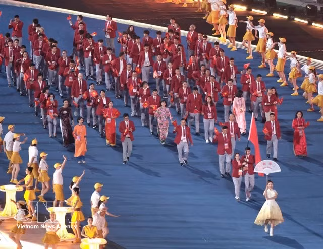 La délégation vietnamienne aux 19es Jeux asiatiques en Chine en 2022. Les athlètes vietnamiens ont été invités à obtenir de meilleurs résultats aux 20es Jeux au Japon en septembre. Photo : VNA