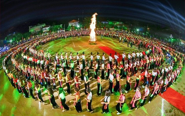 Lors de la cérémonie d'ouverture du Festival culturel et touristique de Mường Lò dans la province de Yên Bái en septembre 2019, 5.000 personnes se sont rassemblées pour exécuter la danse folklorique, établissant un record du monde Guinness. Photo: VOV
