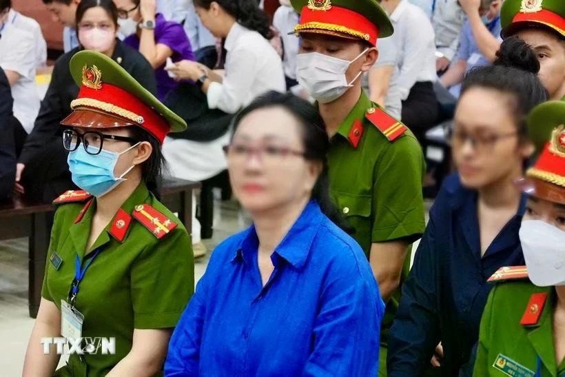 Truong My Lan (centre) devant le Tribunal populaire supérieur de Hô Chi Minh-Ville. Photo: VNA