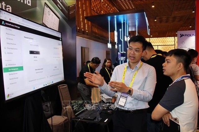 Plus de 50 entreprises vietnamiennes et internationales ont présenté leurs technologies de pointe et leurs solutions de cybersécurité lors du 7e Sommet sur la sécurité du Vietnam 2025, qui s’est tenu le 23 mai à Hô Chi Minh-Ville. Photo : VNA