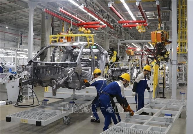 Les ouvriers assemblent des voitures sur la chaîne de production de l'usine Hyundai Thanh Cong 2. Photo : VNA