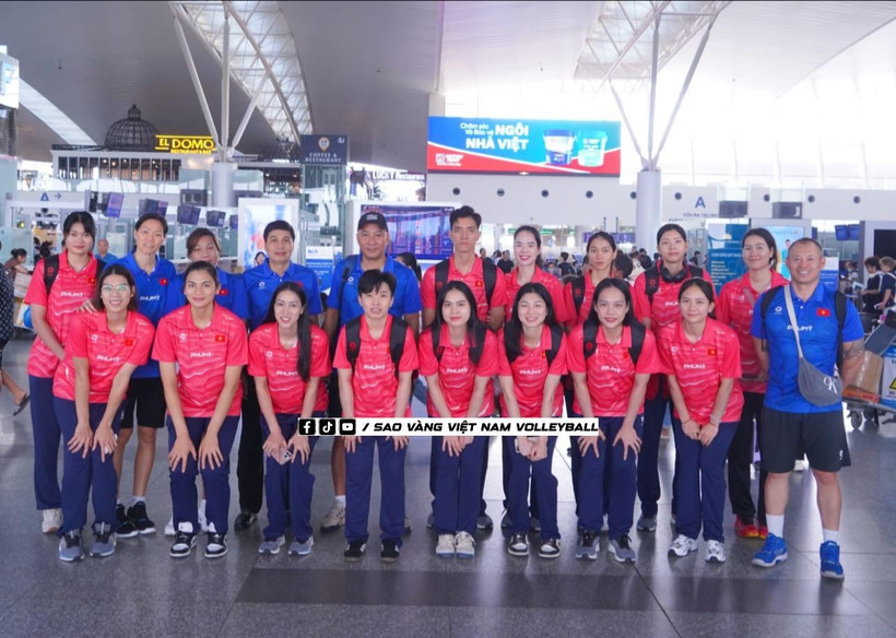 Les joueuses vietnamiennes partent pour la Thaïlande pour assister à la première étape de la SEA V.League 2025. Photo : thethaovanhoa.vn