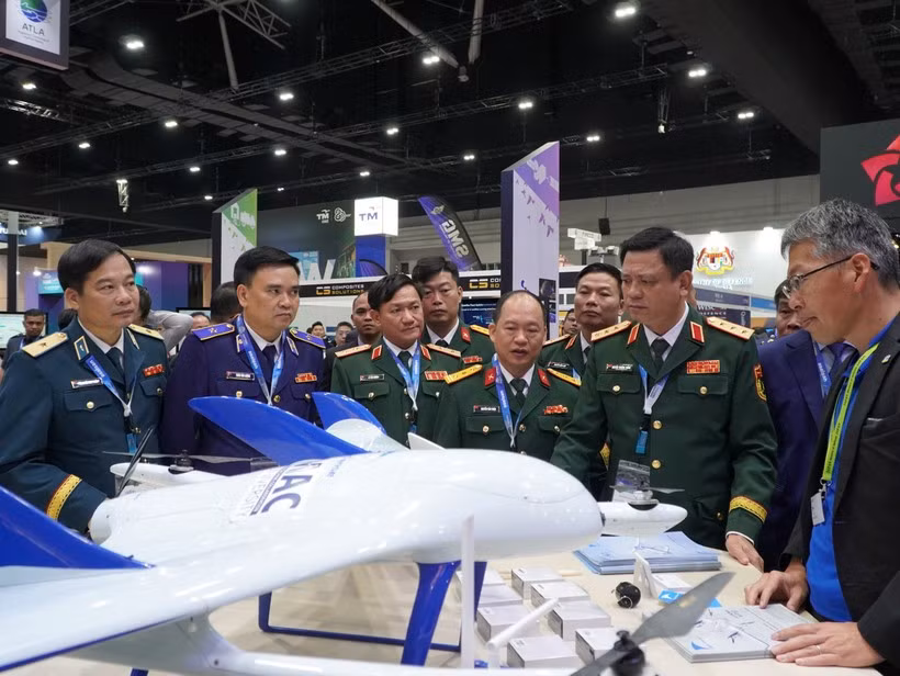 Une délégation militaire de haut rang du ministère vietnamien de la Défense visite un stand d’exposition. Photo : ministère de la Défense 