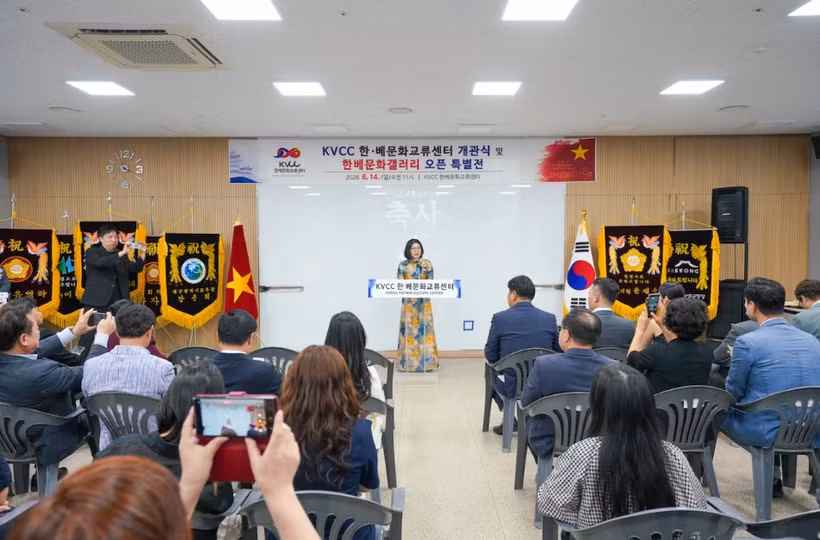 La consule générale du Vietnam à Busan, Doàn Phuong Lan, s’exprime lors de la cérémonie, à Daegu, en République de Corée. Photo : baoquocte.vn
