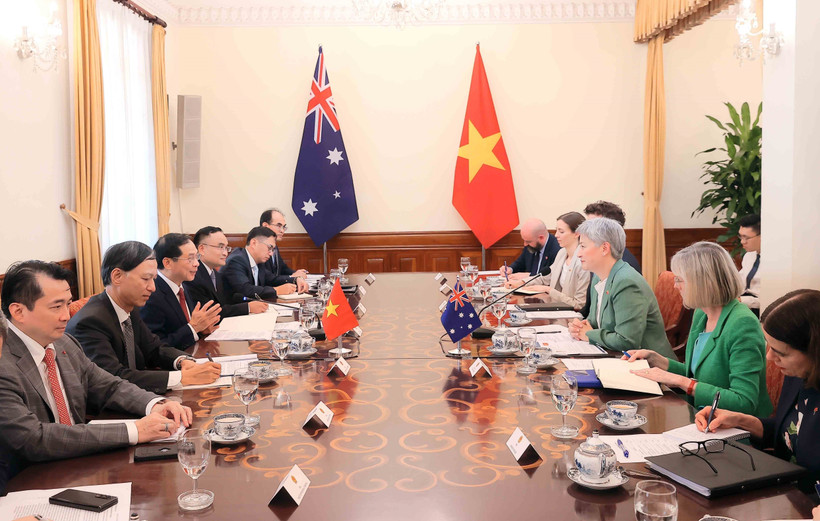 Le vice-Premier ministre et ministre des Affaires étrangères Bui Thanh Son et la ministre australienne des Affaires étrangères Penny Wong lors de la 7e réunion des ministres des Affaires étrangères Vietnam-Australie (FMM-7), à Hanoi, le 20 août. Photo : VNA