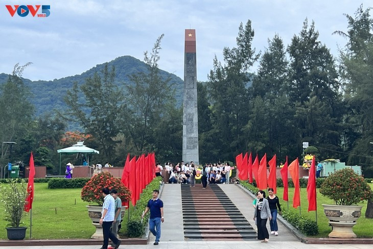 Le mémorial des héros morts pour la patrie au cimetière de Hàng Duong. Photo: VOV