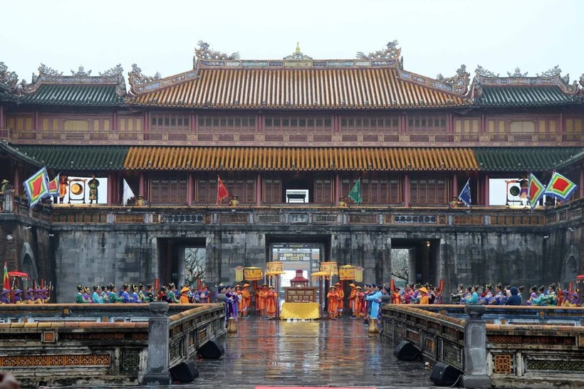 La cérémonie "Ban Soc" de la dynastie des Nguyên (1802-1945), dernière dynastie féodale du Vietnam, a été reconstituée le 1er janvier 2023 à la Porte du Midi, cité impériale de Huê. Photo : VNA