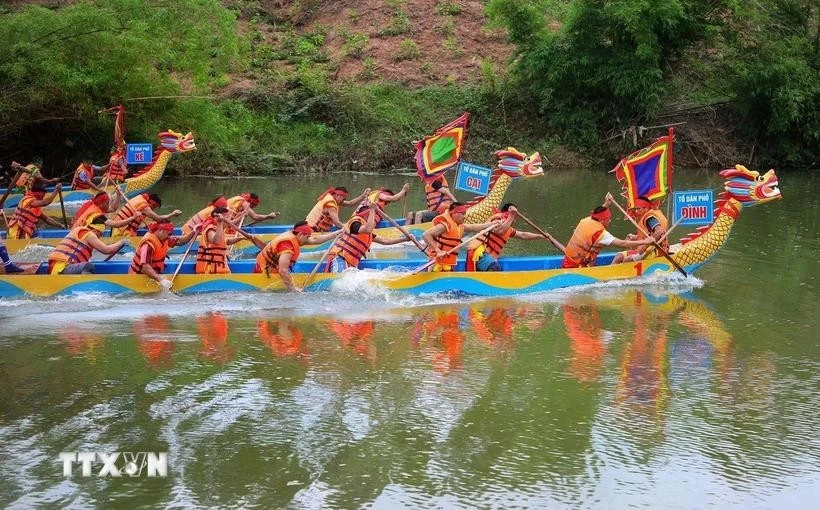 La course de pirogues d’An Chau 2025. Photo: VNA