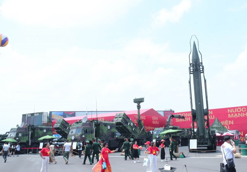 Une exposition en plein air présente des missiles et des équipements militaires développés et modernisés par les groupes industriels de défense vietnamiens. Photo : VNA