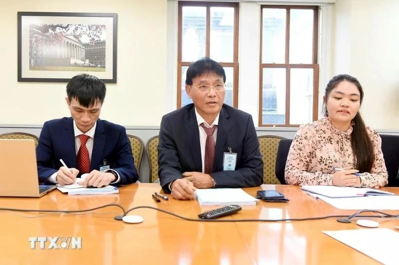 Le directeur général adjoint du Département général des impôts, Dang Ngoc Minh (au centre), lors de la rencontre. Source : VNA