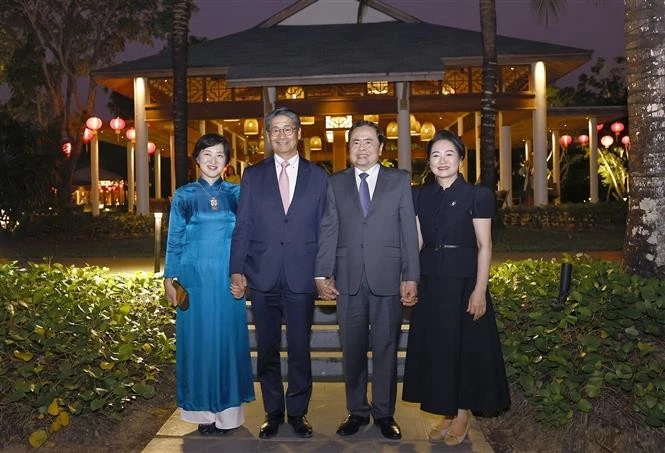 Le président de l’Assemblée nationale, Trân Thanh Mân (2e, à partir de la droite) recevant l’ambassadeur du Japon au Vietnam, Ito Naoki, à Cân Tho, le 20 janvier. Photo: VNA