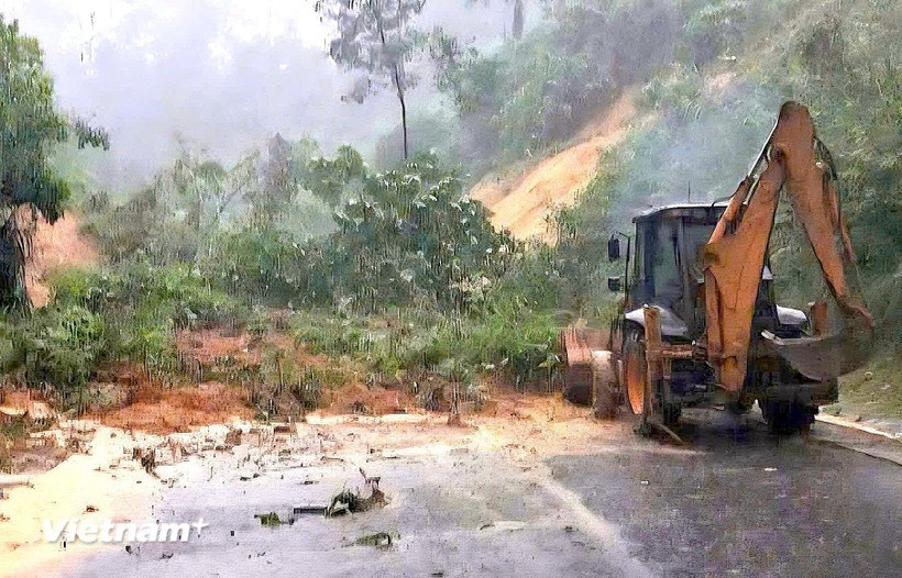 Un glissement de terrain a bloqué l'autoroute Hô Chi Minh traversant la commune de Phuoc Nang, à Dà Nang. Photo : VietnamPlus