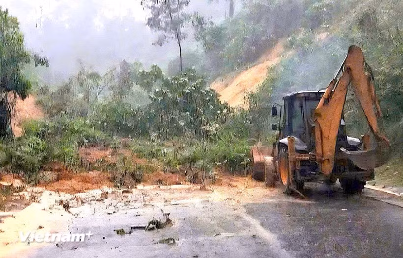 Un glissement de terrain a bloqué l'autoroute Hô Chi Minh traversant la commune de Phuoc Nang, à Dà Nang. Photo : VietnamPlus