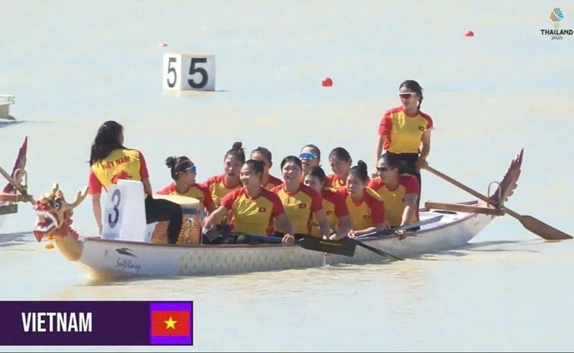 L'équipe féminine vietnamienne de bateau-dragon remporte la médaille d'or de la course de 200 m à 10 personnes aux SEA Games 33. Photo : The thao Viet Nam