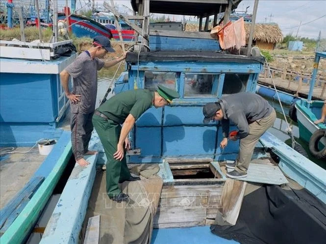 Des gardes-frontières inspectent un bateau de pêche dans la commune de Binh Hai, district de Binh Son, province de Quang Ngai. Photo : VNA