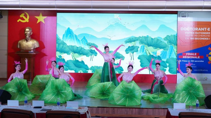 Un numéro artistique aux couleurs du Vietnam, pays hôte de l’événement. Photo: AUF