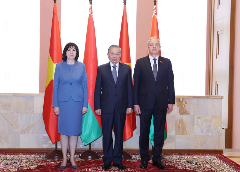 La présidente du Conseil de la République Natalya Kochanova, le secrétaire général du Parti communiste du Vietnam Tô Lâm et le président de la Chambre des représentants Igor Sergueïenko, à Minks, le 2 mai. Photo: VNA