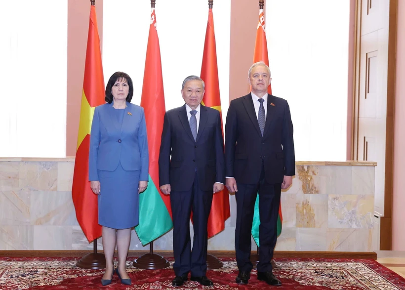 La présidente du Conseil de la République Natalya Kochanova, le secrétaire général du Parti communiste du Vietnam Tô Lâm et le président de la Chambre des représentants Igor Sergueïenko, à Minks, le 2 mai. Photo: VNA