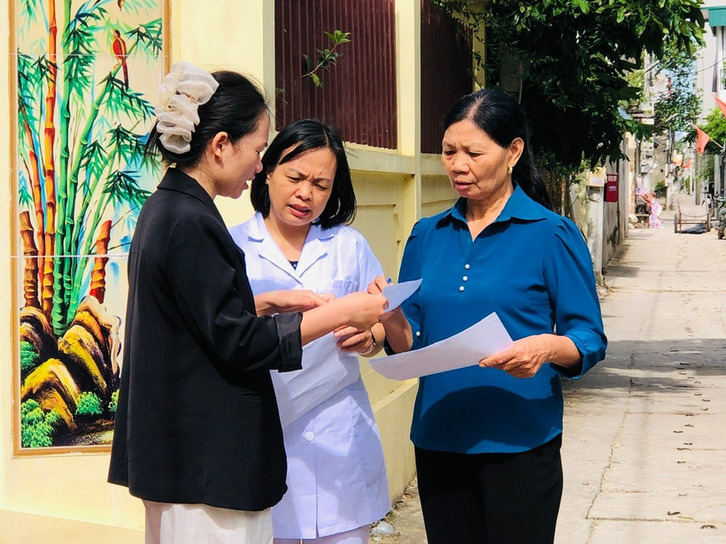 Le personnel médical du poste de santé de la commune de Tiên Thang (Hanoi) distribue des brochures pour promouvoir la prévention de la dengue au sein de la communauté. Photo : hanoimoi.vn