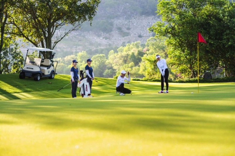 Le Vietnam dispose de nombreux parcours de golf aux normes internationales, ce qui en fait une destination attrayante pour les amateurs de golf. Photo : Vinpearl Golf Nha Trang