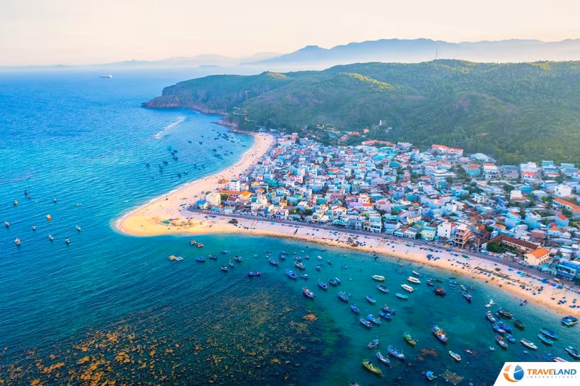 Hon Kho est un lieu enchanteur situé à environ 16 km du centre-ville de Quy Nhon, au sein d'un complexe composé de 32 îles pittoresques le long de la côte de la province de Binh Dinh. Photo: traveland.vn.
