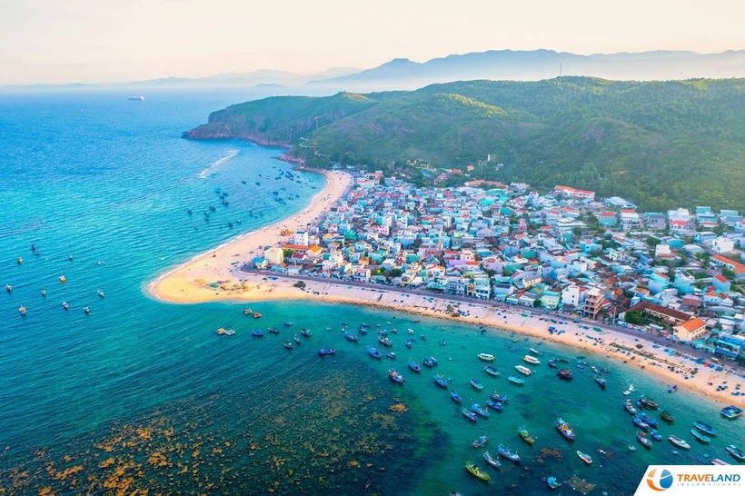 Hon Kho est un lieu enchanteur situé à environ 16 km du centre-ville de Quy Nhon, au sein d'un complexe composé de 32 îles pittoresques le long de la côte de la province de Binh Dinh. Photo: traveland.vn.