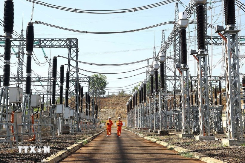 Des ouvriers en service au poste de transformation 500 kV de Pleiku2, dans la province de Gia Lai (Hauts Plateaux du Centre). Photo : VNA