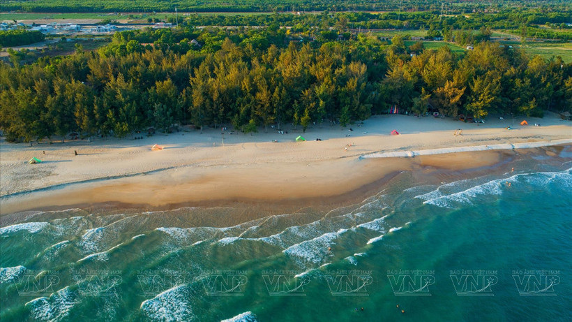 La plage de la commune de Hô Tràm à Hô Chi Minh-Ville est appréciée pour sa beauté sauvage, son sable blanc et fin et son eau bleue claire. Photo: VNP