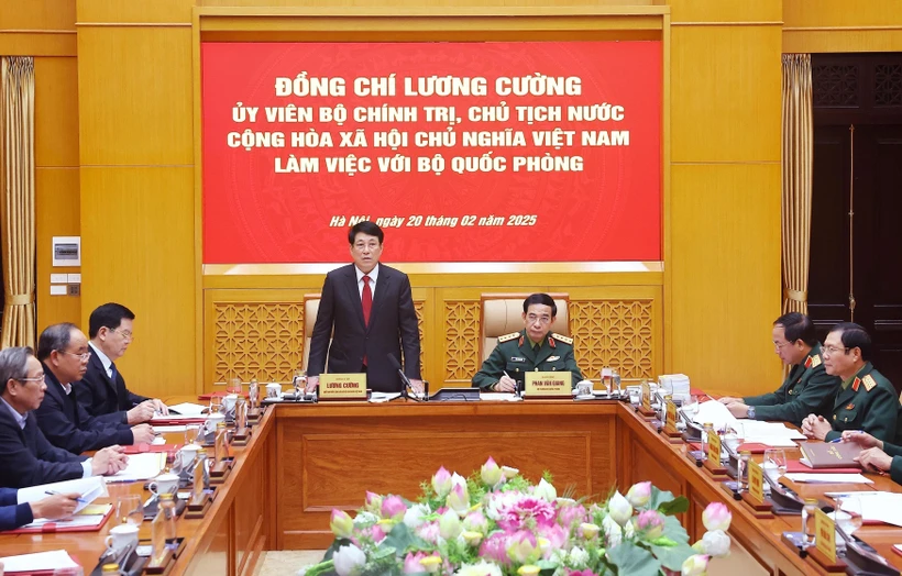 Le président de la République Luong Cuong s'exprime lors de la séance de travail avec le ministère de la Défense, à Hanoi, le 20 février. Photo: VNA