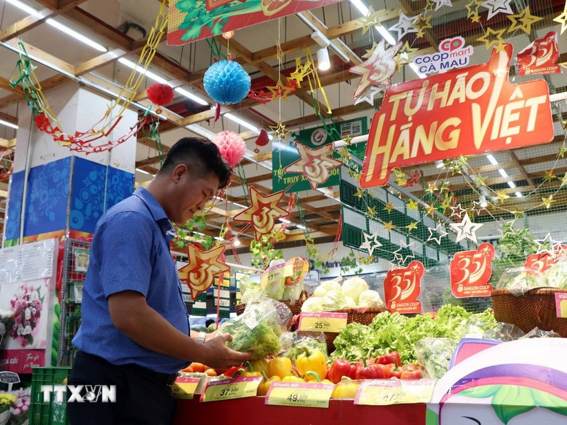 La directive demande de promouvoir le mouvement « Les Vietnamiens privilégient l’utilisation des produits vietnamiens ». Photo: VNA