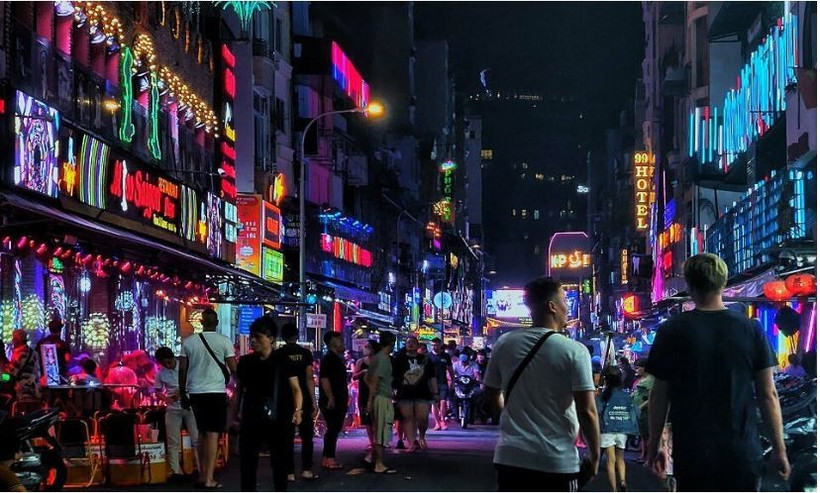 Des expositions d’art aux rues piétonnes, Hô Chi Minh-Ville s’illumine grâce au tourisme nocturne. Photo: thanhnien.vn