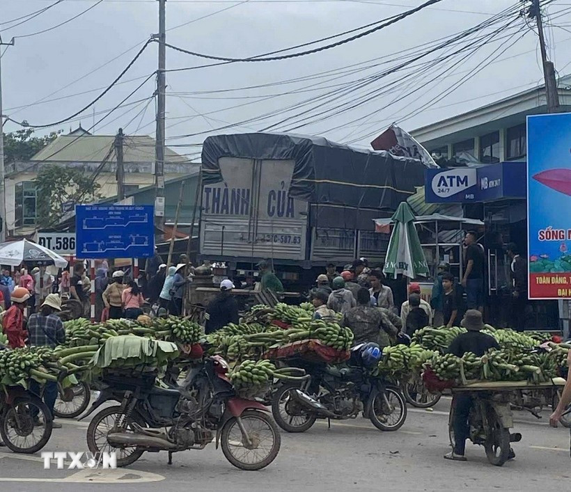 Un grave accident de la circulation s'est produit dans le village de Long Hop, commune de Lao Bao, province de Quang Tri, lorsqu'une voiture s’est enfoncée dans le marché de Tân Long, tuant trois personnes et en blessant grièvement de nombreuses autres. Photo : VNA