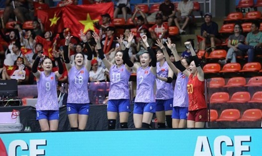 L’équipe féminine vietnamienne de volley-ball remporte l'argent aux 33e Jeux d'Asie du Sud-Est. Photo: laodong.vn